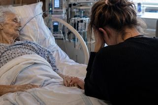 Máma už nemůže být sama. Sociální systém s námi nepočítá. Buď zaplatím, nebo obětuji vlastní život - Médium.cz